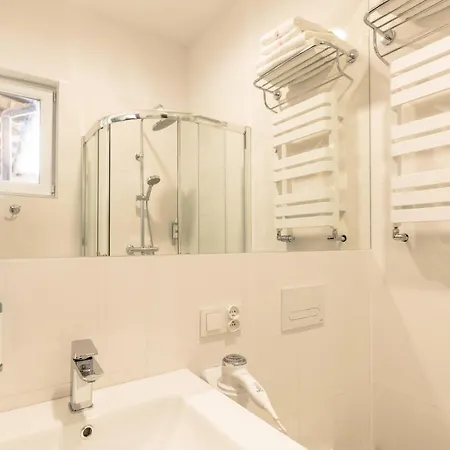 Rosa - 200m Od Morza 招待所 3*