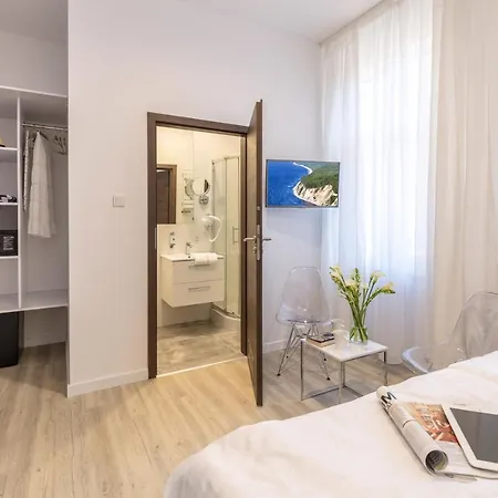 Rosa - 200m Od Morza 招待所 3*